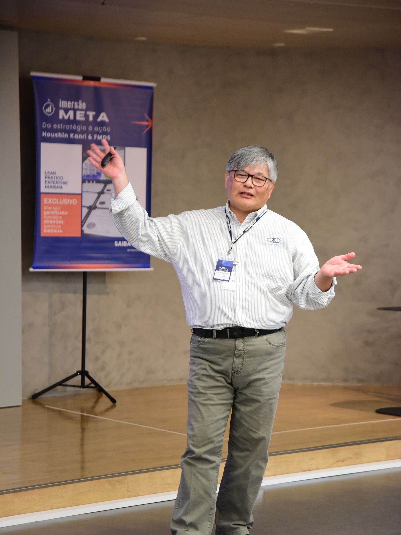 Alberto Nakamura conduzindo um treinamento de Lean Manufacturing