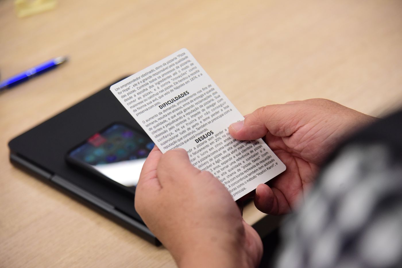 Participante lendo o roteiro da atividade prática
