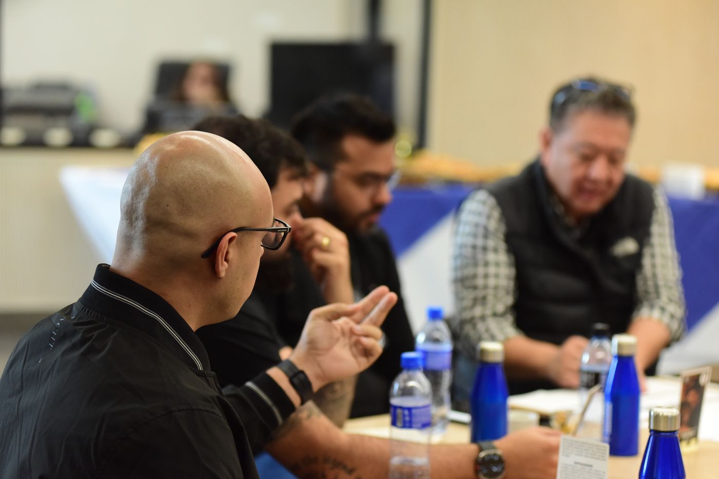 Debate sobre problemas reais de produção entre os participantes