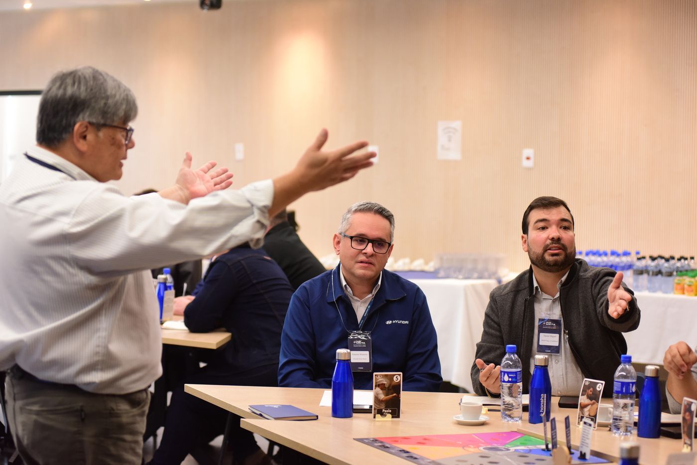 Instrutor explicando o fluxo de valor para os participantes