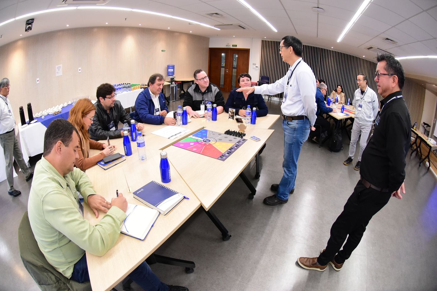 Instrutor circulando entre as equipes para orientar a atividade