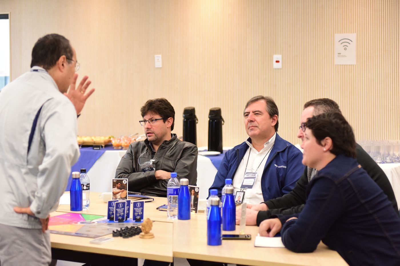 Conversa sobre liderança Lean entre gestores industriais
